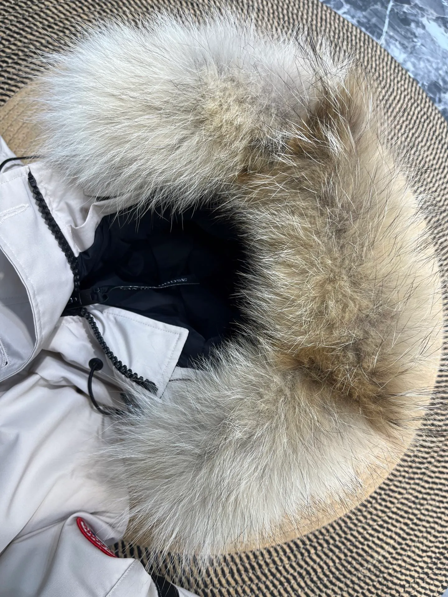 P840 Canada Goose Canada Goose #Expedition03 Parker, a treasure of Canadian origin! Limited supply worldwide! Canada Goose Model 03 is a top-notch couple model. The polar cold-proof outdoor series fur collar detachable hooded parka down jacket is the first Goose in 2024. I hope my friends will like it. Peak quality. I hope everyone can identify it together! The most popular cool items of the Big Goose family in 2024 are online. The same popular product of Yi Yang Qianxi is said to be a joint limited edition Big Goose that cannot be bought in autumn and winter. If you dislike the sameness of the Big Goose in the past, then this model will definitely give you a different experience! This year's most powerful couple's collection for autumn and winter is online, a top-notch luxurious ready-to-wear style, paired with an outdoor warm down jacket with great style and charm! The most standard and classic items of the Daye family in the past two years are equipped with unique reflective stripes for embellishment, which further shows the high-end fashion performance effect. With the embellishment of hardware buckles, it has excellent performance effect. The upper body is clean, simple and elegant, even for urban leisure. It is suitable for various occasions. Designed with large pockets, this model has a large capacity and is equipped with reflective stripes, making it safer at night. It is suitable for various adventure activities. It is made of windproof and waterproof technical materials. The interior is filled with full white duck down, which is absolutely cold-proof and warm. It also has a stand-up collar design and fine fluff at the collar, with meticulous attention to detail! The charm of this model is also more spiritual, and the upper body has more temperament and specifications. It perfectly shows the ultra-high standard of fashionable performance of this model, integrating outdoor and life, and you can even create high-street wear! The most pinnacle limited-edition goose that we have presented so far, both in terms of design and detailed materials, it is completely outstanding. The grand and evergreen version design is matched with cool reflective elements. The overall appearance can be said to be quite high, and it has that kind of powerful outdoor performance! It combines high-end casual attributes with high-street style. It is high-grade, domineering, warm, and beautiful. The visibility of the upper body is quite strong, and the configuration of the owl element is highly brand-recognizable. It fully complements the overall brand performance and visual effects, and also has the high-end sense of fashion and fashionable performance. It is a must-buy product because it is the most awesome down brand on the planet and one of Canada's three national treasure brands. It is also a sentimental down luxury brand. In the field of polar cold-proof clothing, Goose has made an irreplaceable contribution... Size: xs s m l xl